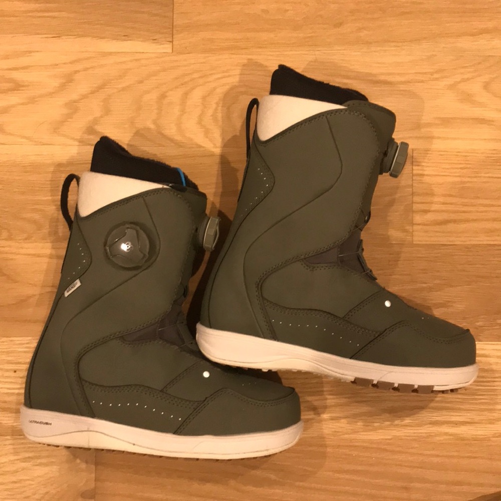 Vans Aura Snowboard boots, never worn!